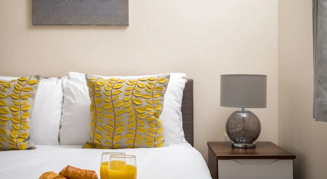Elliot Oliver - 2 Bedroom Modern Apartment