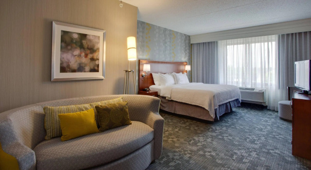 Двухместный люкс с 2 комнатами Courtyard Republic Airport Long Island/Farmingdale