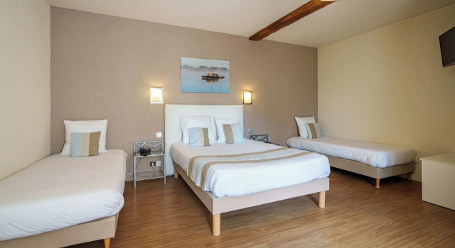 Четырёхместный номер Standard Hotel Val De Loire