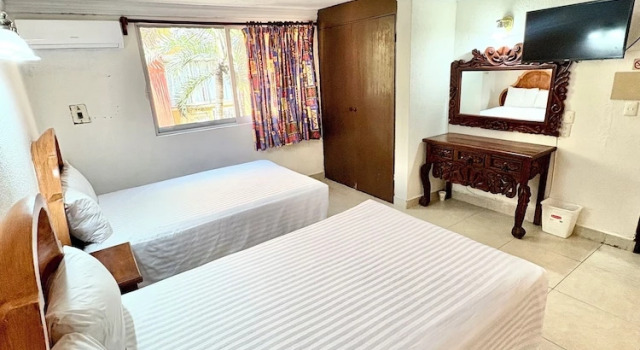 Четырёхместный номер Standard с балконом Suites Cancun Center