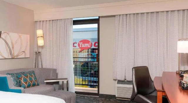 Двухместный номер Standard с балконом и с красивым видом из окна Courtyard by Marriott Louisville Downtown
