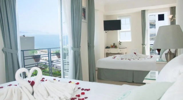 Семейный номер Premier с балконом и с видом на море Pavillon Garden Hotel