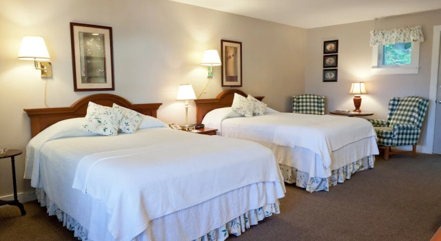 Четырёхместный номер Standard с балконом Mount Battie Inn