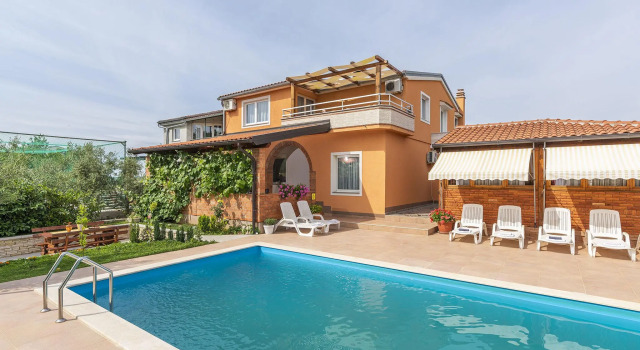 Apartment for two to four people, with shared pool and courtyard
