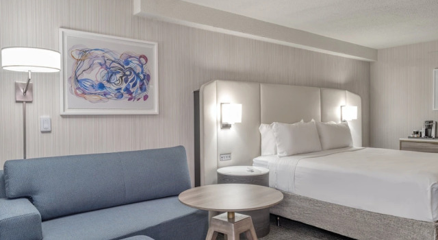 Люкс с 2 комнатами Crowne Plaza Indianapolis-Airport by IHG