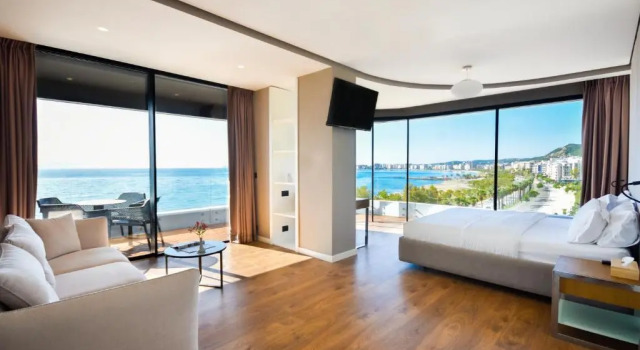Yacht Hotel
