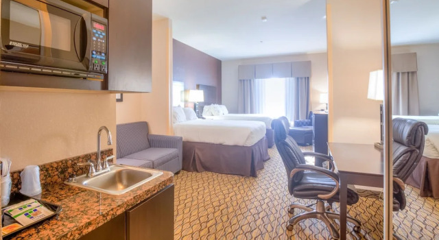 Четырёхместный люкс Holiday Inn Express Hotel and Suites Elk City by IHG