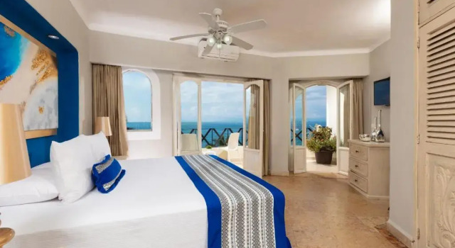 Полулюкс с балконом и с видом на море Blue Chairs Beachfront Resort Puerto Vallarta