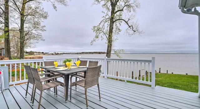 Коттедж Waterfront Cottage w/ Private Beach + Deck!
