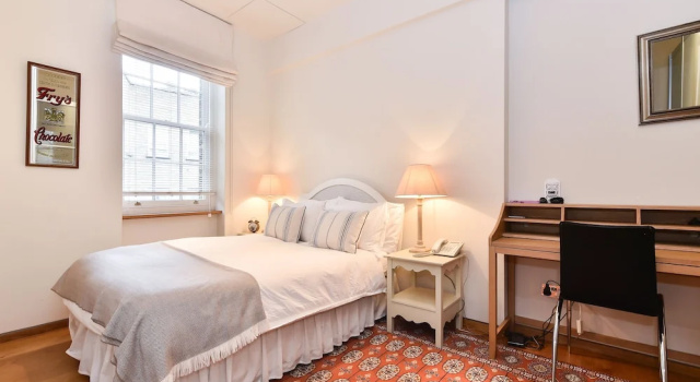 JOIVY Elegant 3 Bed Apt With Rooftop Terrace In Pimlico