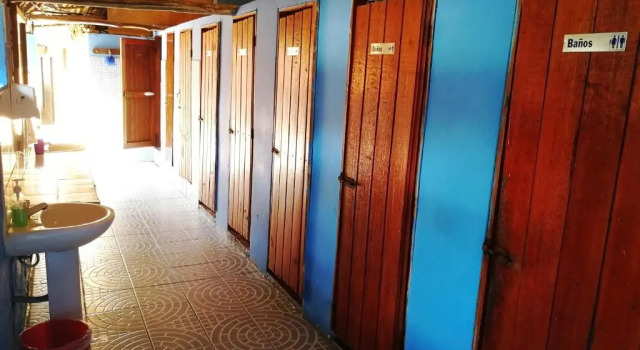 Кровать в общем номере Hotel El Delfin
