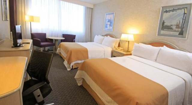 Четырёхместный клубный номер Standard с балконом Holiday Inn Monterrey-Parque Fundidora by IHG