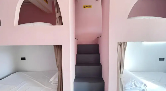 Кровать в общем номере (мужской номер) Sanya Shengge International Hostel