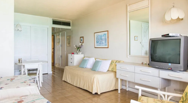 Студия с балконом и с видом на океан Sky Box Beach Suite at Montego Bay Club