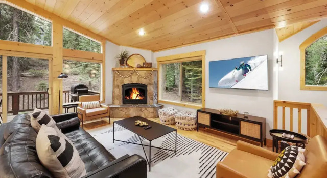 Коттедж с балконом и с видом на горы Modern Lake Tahoe Retreat Ski and Swim