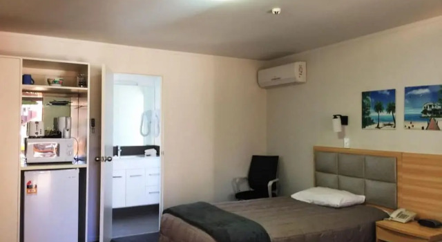 Студия с балконом и с красивым видом из окна Grosvenor Motor Inn