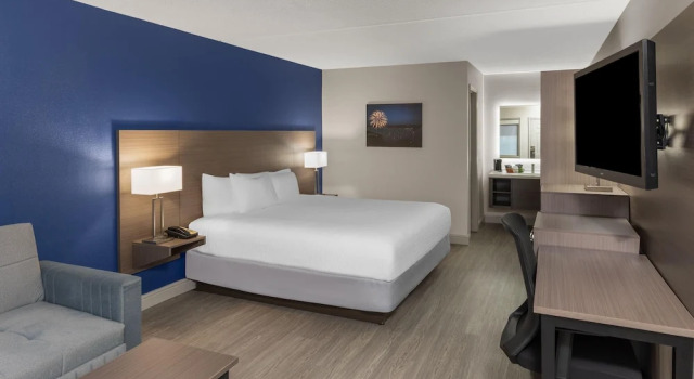 Номер Deluxe Angel Inn Near IMAX, a Travelodge by Wyndham
