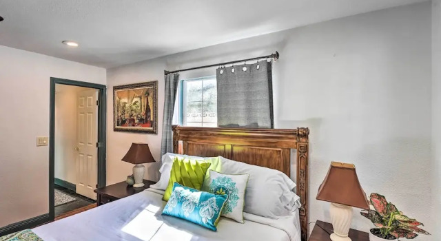 Коттедж Elegant Home w/ Pool Table: 3 Mi to Vegas Strip!