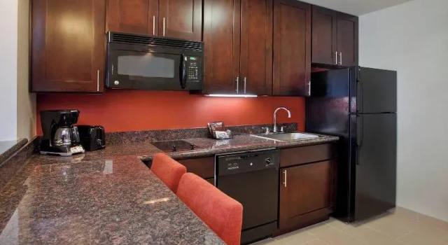 Четырёхместная студия Residence Inn Odessa