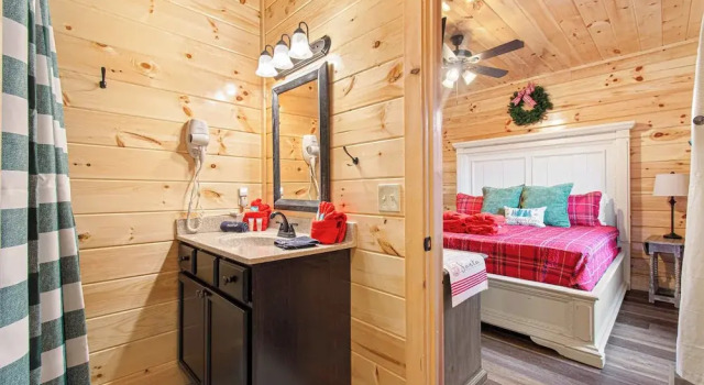 XmasCabins by SmokyStays- Christmas Themed Year Round, Забронировать Дом для отпуска Отели Пиджен-Фордж с парковкой, рядом с Ripley's Super Fun Park, Парковка