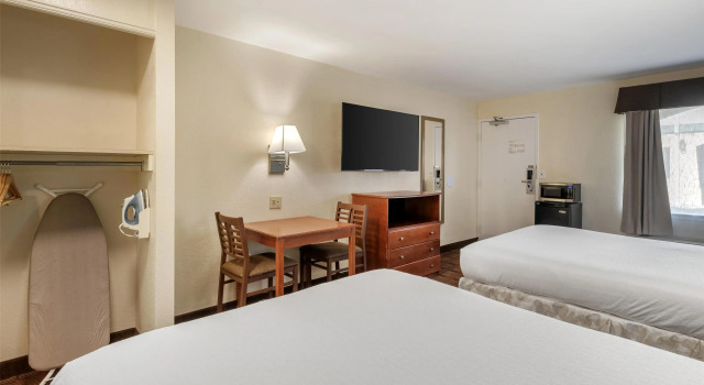 Четырёхместный номер Standard SureStay Hotel by Best Western East Brunswick