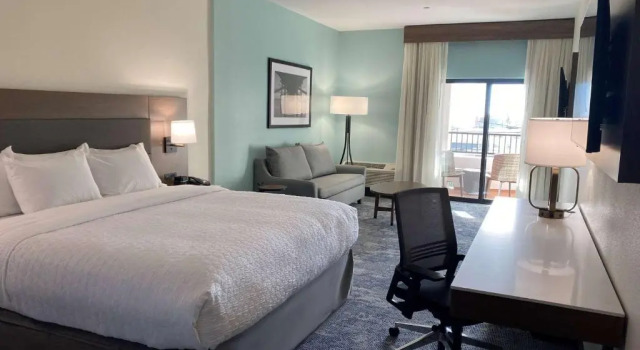 Люкс La Quinta Inn & Suites by Wyndham Santa Cruz