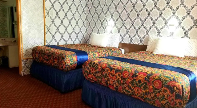 Четырёхместный номер Standard Town House Motor Inn