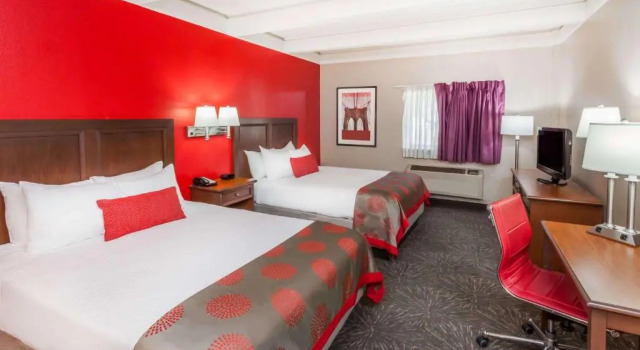 Четырёхместный номер Standard Ramada by Wyndham Hammond Hotel & Conference Center
