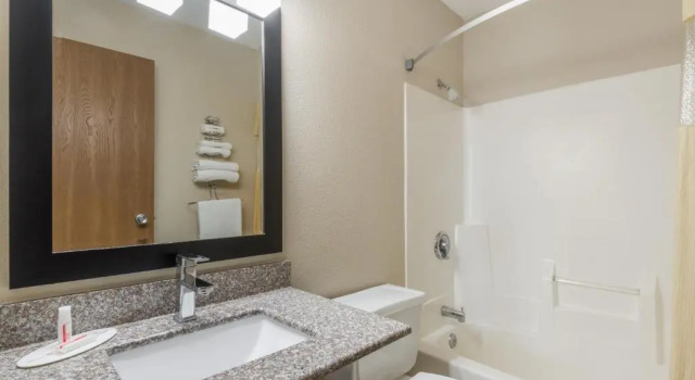 Номер Standard Days Inn by Wyndham Muncie -Ball State University