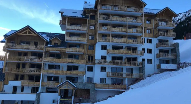 Апартаменты *NEW* Bellevue D’Oz Ski In Ski Out Luxury Apartment (8-10 Guests)