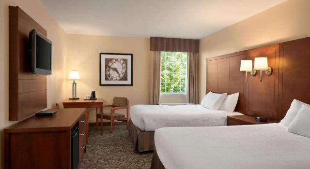Четырёхместный номер Standard Days Inn by Wyndham Guelph