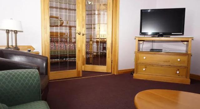 Люкс Deluxe McIntosh Country Inn & Conference Centre