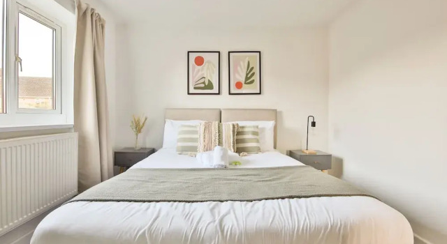 Bright & Airy 3-Bed with Parking