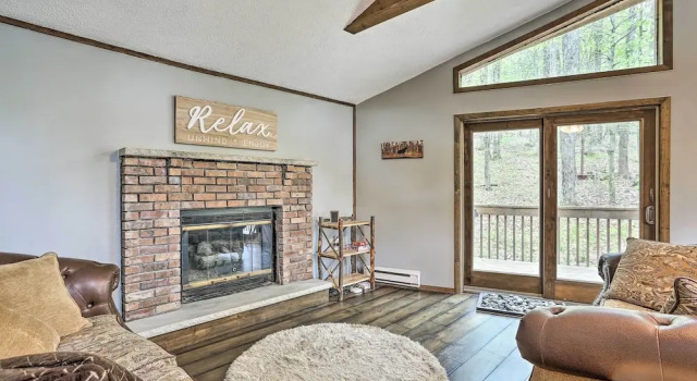 Walk to Lake & Beach: Pocono Cabin w/ Fire Pit, Book Feriehus Sommerhuse i Pennsylvania, Hytte