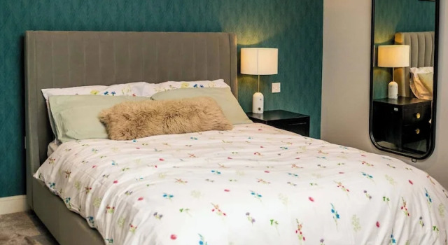 Luxurious 3-bedroom Apartment With Private Indoor Pool in London, Varaa Huoneisto Asunnot kohteessa Merseyside, Huoneisto