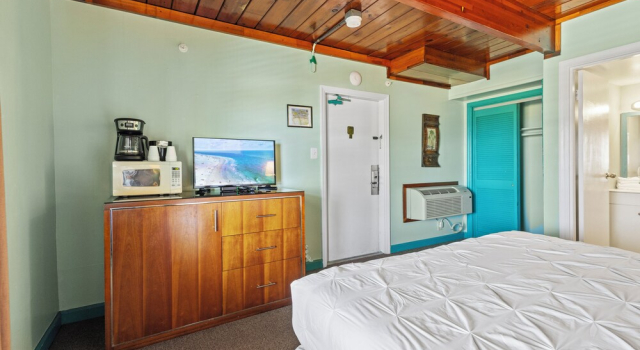 Студия Oceanfront Inn Room #7 - Partial Ocean View - King Bed