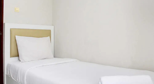 Camera Standard Comfortable and Cozy Living 2BR at Lagoon Apartment