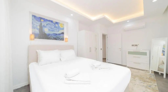Central Located Big Spacious Flat in Muratpasa, Забронировать Отель Муратпаша 