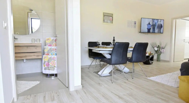 Upscale Fully Equipped Apartment, Book Lejlighed Lejligheder i Laura, Lejlighed