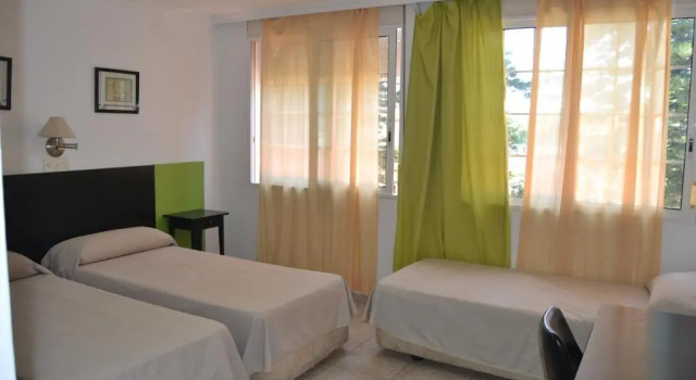 Трёхместный номер Standard Hotel Miramar