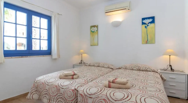 Villa Oasis Hidden Gem Heart of Village Pool Courtyard, Rezerwuj Willa Hotele w Algarve z parkingiem, Parking