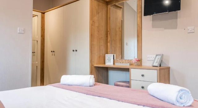 Lavender Lodge with Hot Tub, Book Hotel Barmby Moor Merseyside