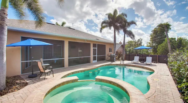 Коттедж 9 Mi to Downtown Fort Myers: Home w/ Lanai + Grill