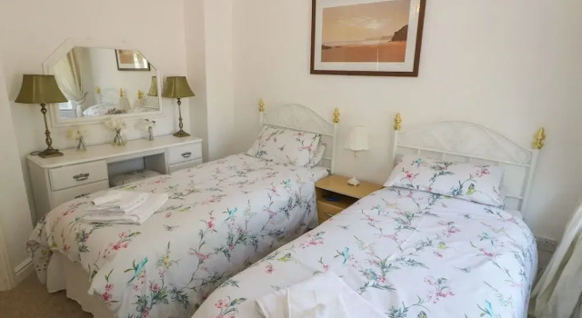 Beachway, Забронировать Отель Холиуэлл Клоид