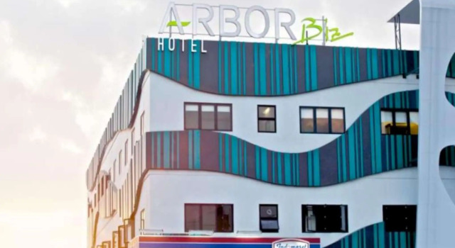 Кровать в общем номере Arbor Biz Hotel