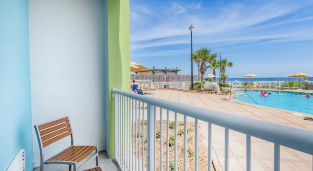 Четырёхместный номер Standard с балконом и с видом на бассейн Holiday Inn Express Orange Beach - On The Beach by IHG