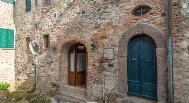 Holiday Home in Town Center with Pool, Garden, Hot Tub, Book Hotel Hoteller i Lajatico med pool, Swimmingpool