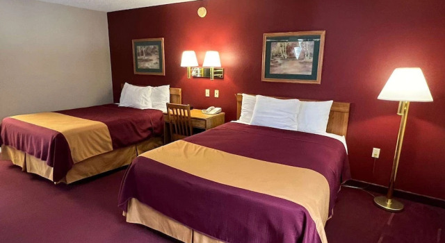 Четырёхместный люкс с балконом Americas Best Value Inn Suburban Motel