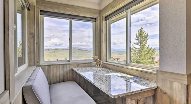Апартаменты с балконом Updated Studio Loft in Granby: Epic Mountain Views