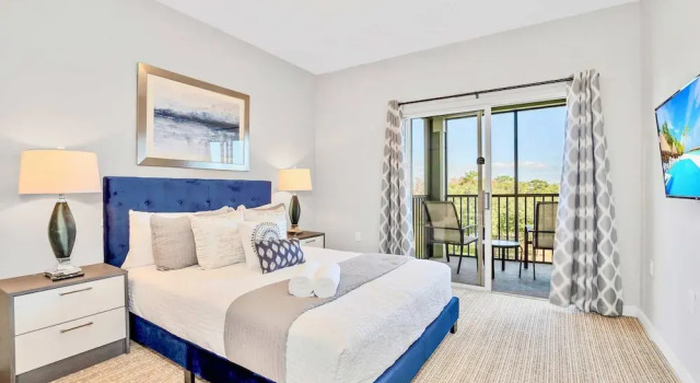 Modern 2BR Condo w Private Patio7 min to Disney, Rezerwuj Apartamentowiec hotelowy Orlando Kissimmee